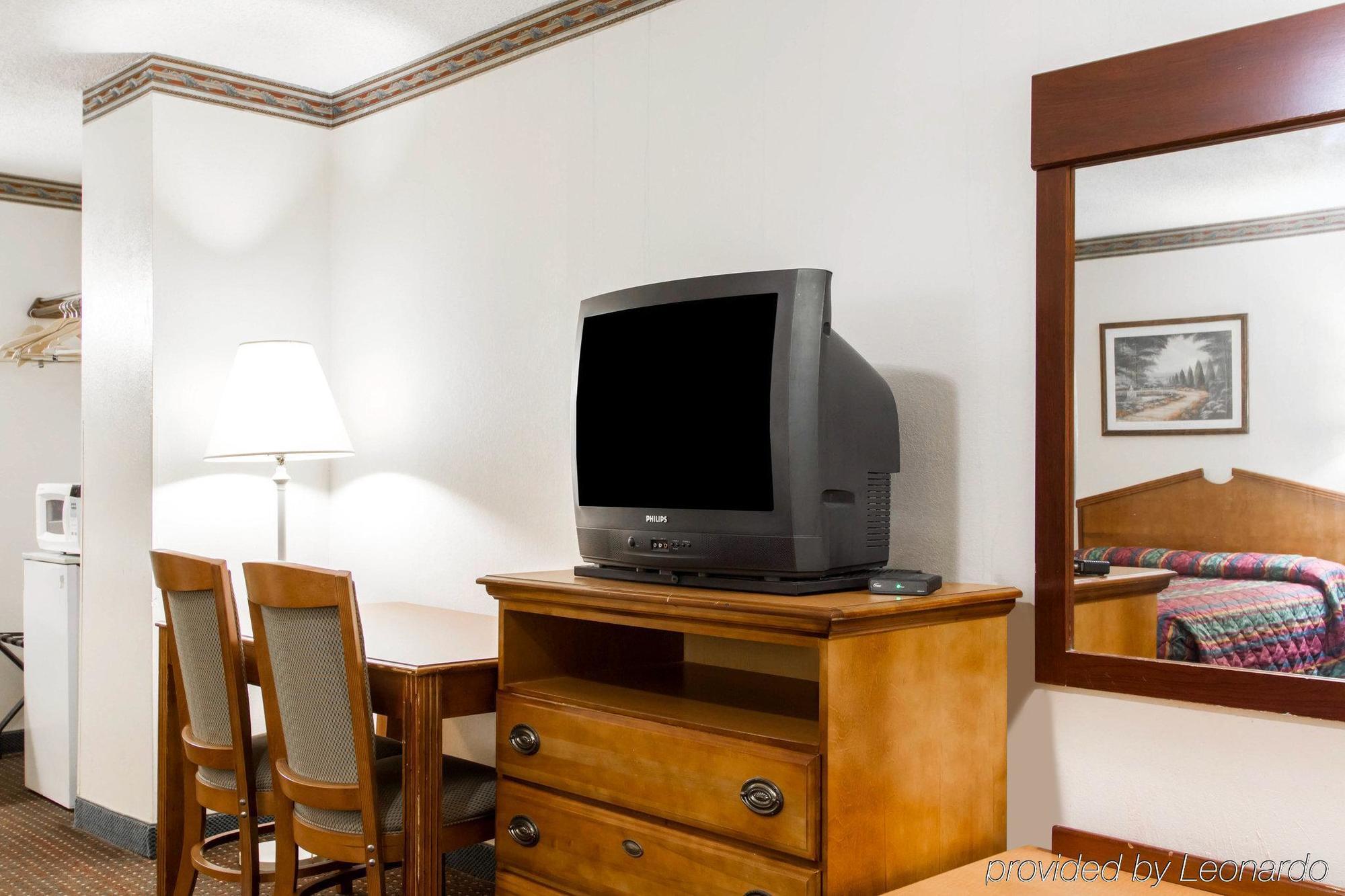 Americas Best Value Inn Opelika Esterno foto