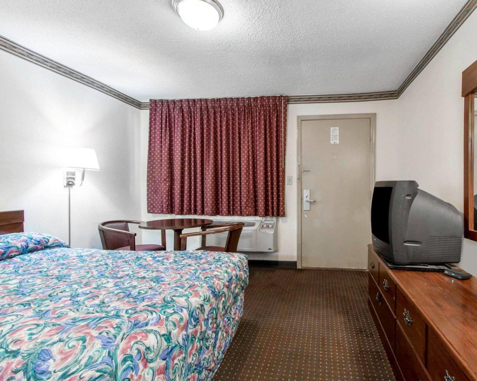 Americas Best Value Inn Opelika Esterno foto
