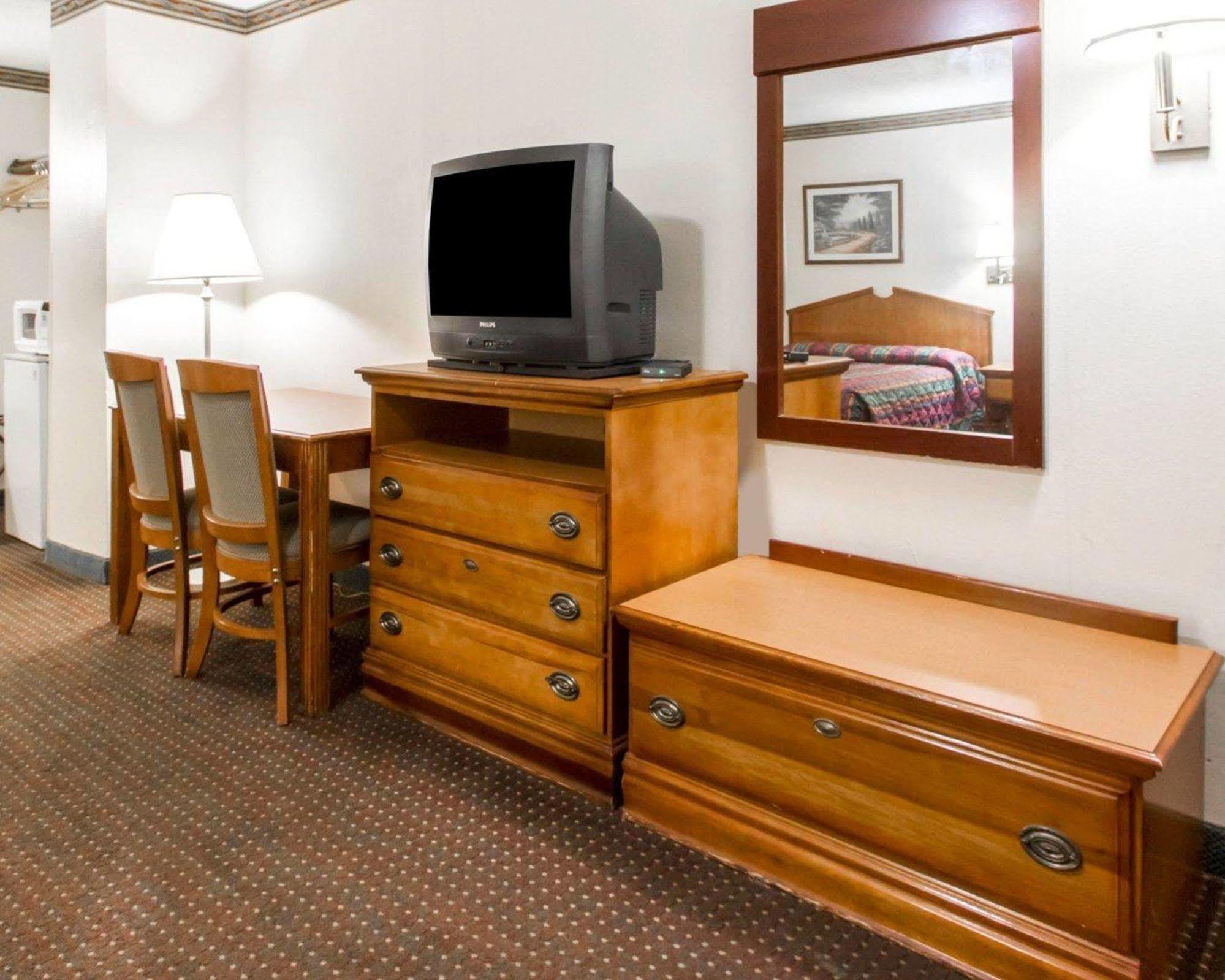Americas Best Value Inn Opelika Esterno foto