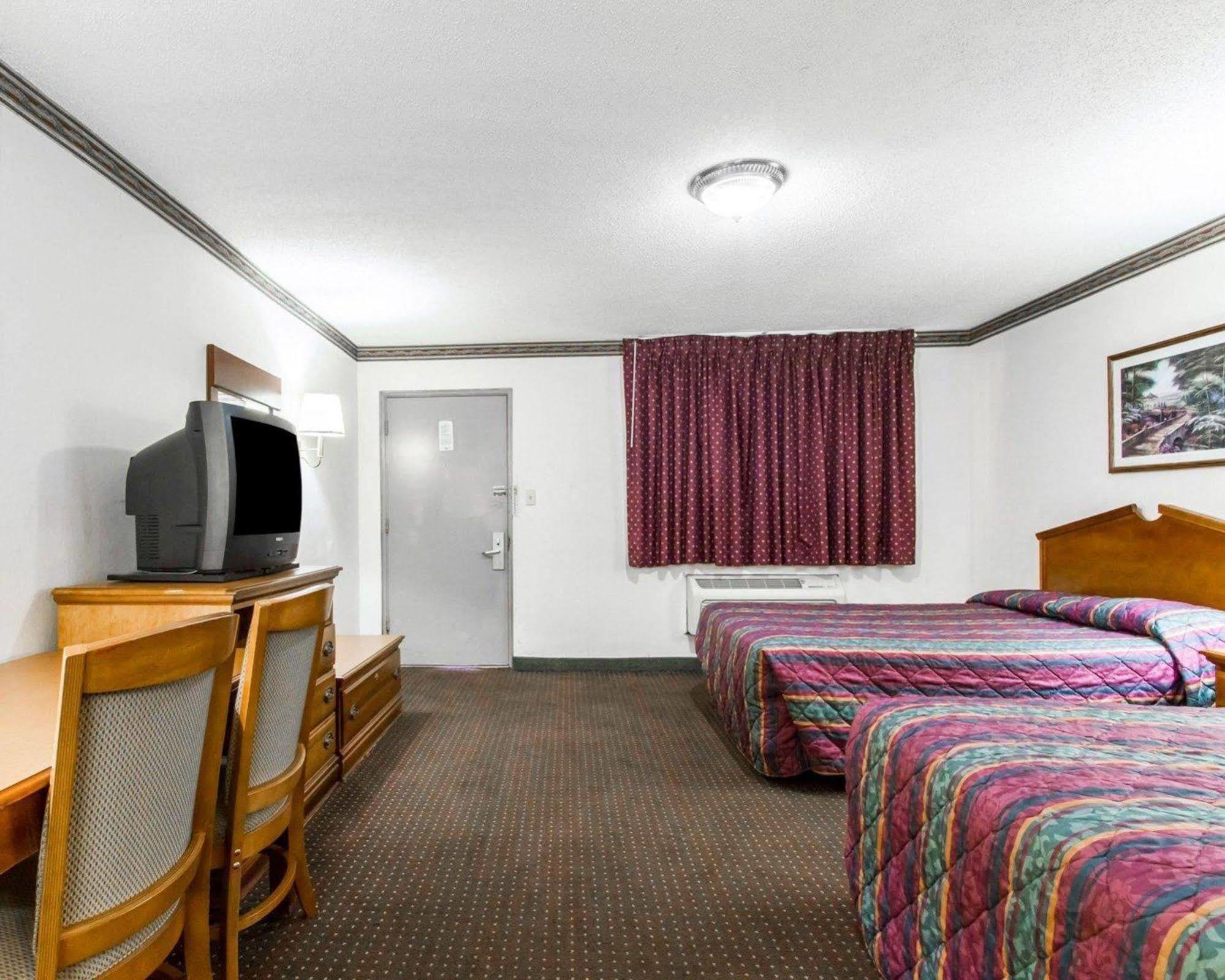 Americas Best Value Inn Opelika Esterno foto